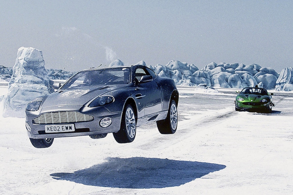 Aston Martin Vanquish Jaguar XK8 James Bond 007 Pierce Brosnan Stirb an einem anderen Tag Aston Martin Vanquish Jaguar XK8 James Bond 007 Pierce Brosnan Stirb an einem anderen Tag