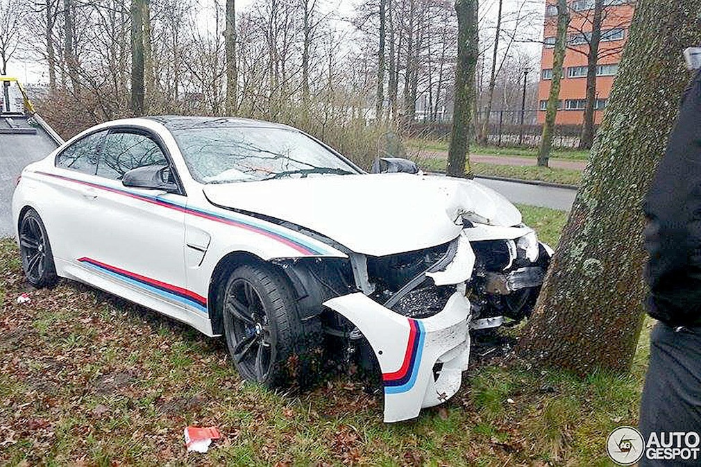 Unfall: BMW M4 Coupé landet am Baum