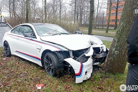 Unfall: BMW M4 Coupé landet am Baum