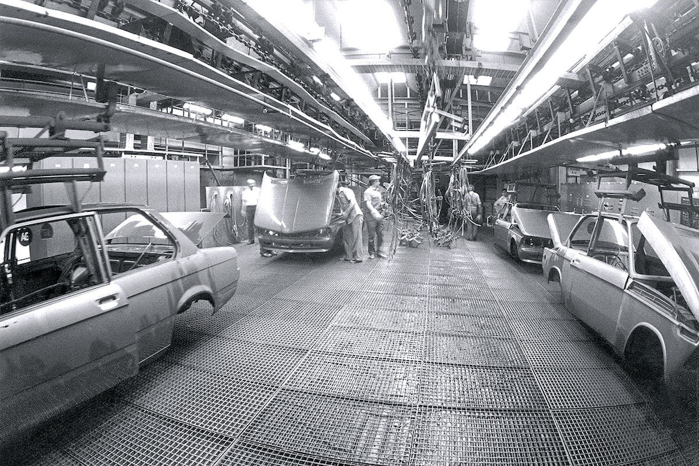 Vorbereitung der gereinigten Rohkarosse für die  Grundierung (E 21 und BMW 1502)