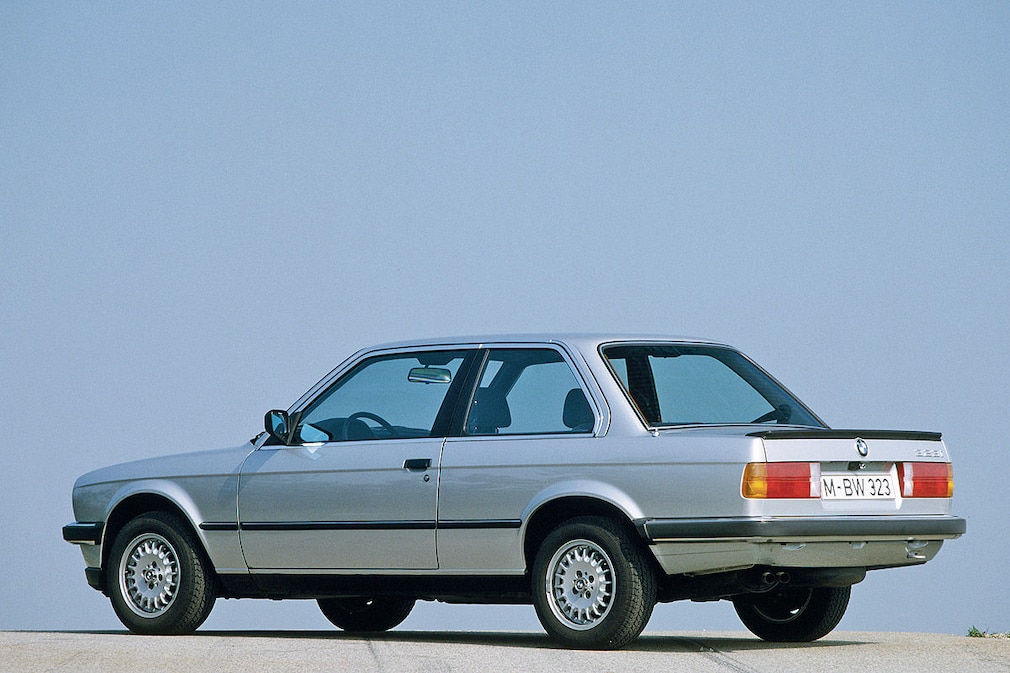 BMW 323i (E 30) mit Heckspoiler {1982} BMW 323i (E 30) mit Heckspoiler {1982}