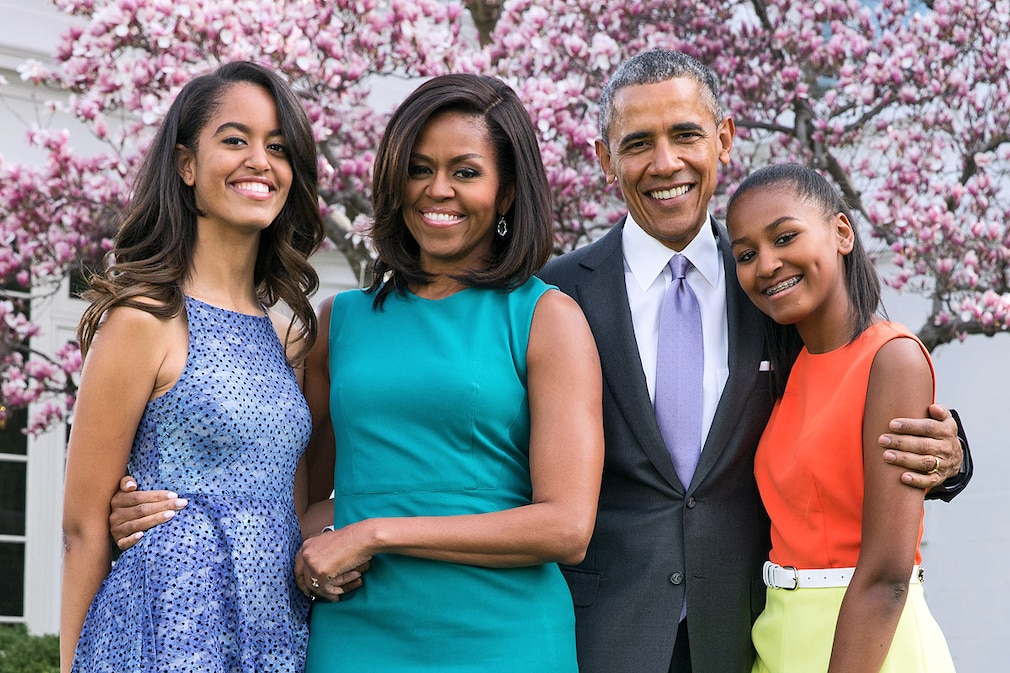 President Barack Obama, First Lady Michelle Obama, and daughters Malia (l) and Sasha pose for a family portrait