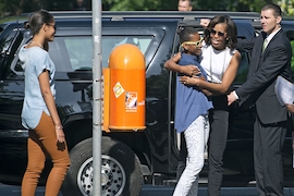 Malia, Sasha und Michell Obama mit einem Secret-Service-Mitarbeiter