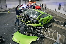 Lamborghini und Ferrari bei illegalem Straßenrennen in Peking geschrottet