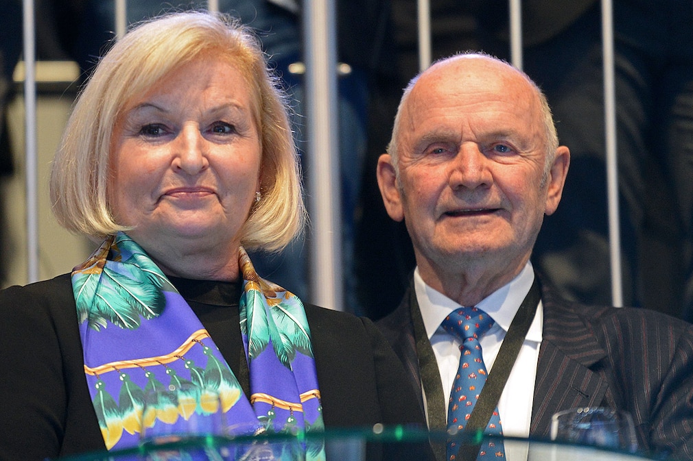 Ferdinand Piech, Aufsichtsratsvorsitzender von VW, nimmt am 03.03.2014 zusammen mit seiner Frau Ursula in der Halle Espace Secheron in Genf beim Volkswagen Konzernabend teil