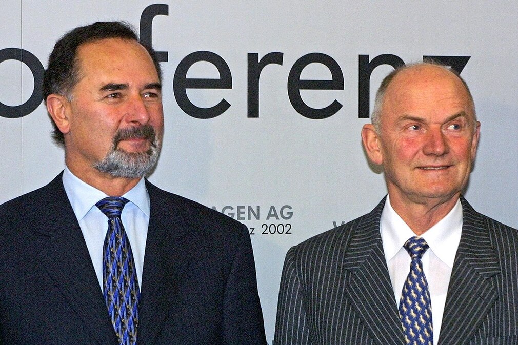 Der scheidende VW-Vorstandsvorsitzende Ferdinand Piech (r) steht zu Beginn der VW-Jahrespressekonferenz am 12.3.2002 in Wolfsburg neben seinem Nachfolger Bernd Pischetsrieder