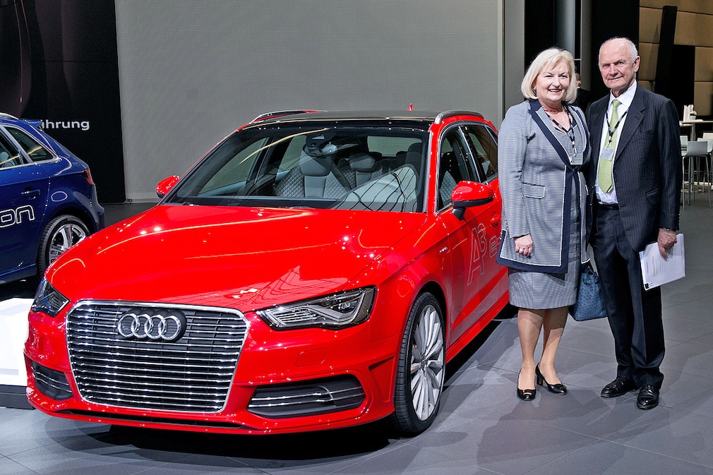 Der Vorsitzende des Aufsichtsrats der Volkswagen AG, Ferdinand Piech und seine Ehefrau Ursula Piech stehen am 16.05.2013 vor Beginn der Hauptversammlung der Audi AG in Neckarsulm neben einem Audi A3 e-tron