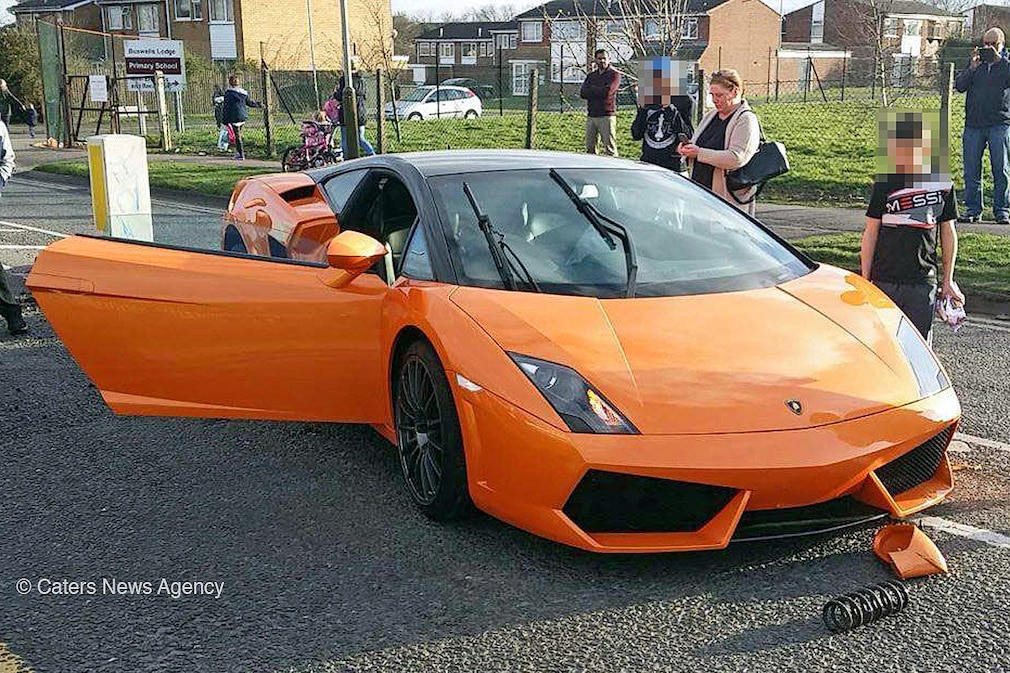 Ein junger Mann hat in England die Kontrolle über seinen 200 000 Euro teuren Lamborghini Gallardo verloren