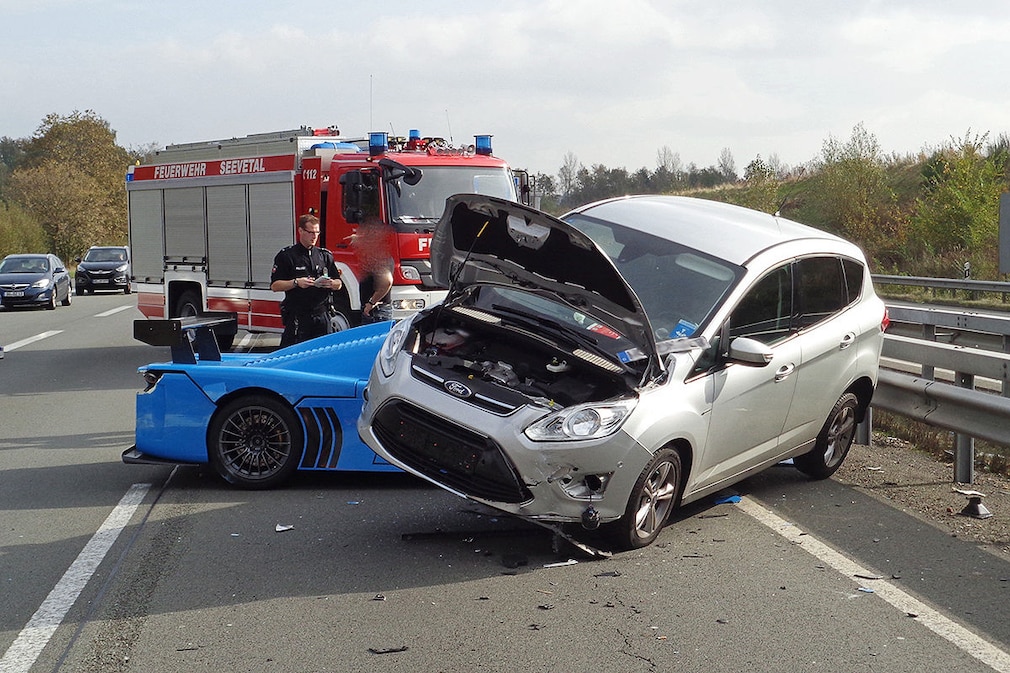 Unfall mit Fahlke Larea GT auf der A1