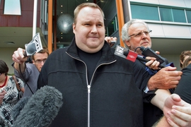 Kim Doctom Schmitz vor Mikrofonen