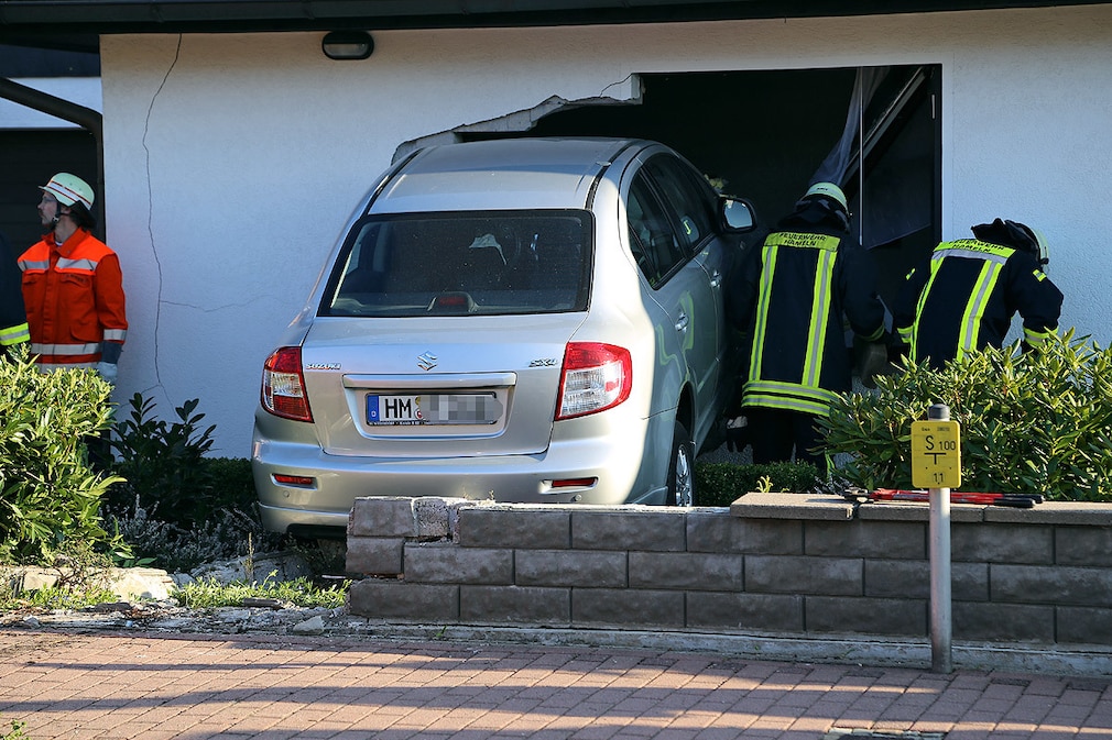 Frau parkt Suzuki in Wohnzimmer