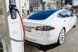Ein Tesla P85 Elektrofahrzeug an der Ladestation