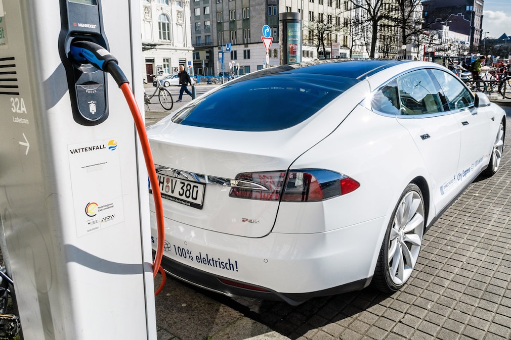 Ein Tesla P85 Elektrofahrzeug an der Ladestation