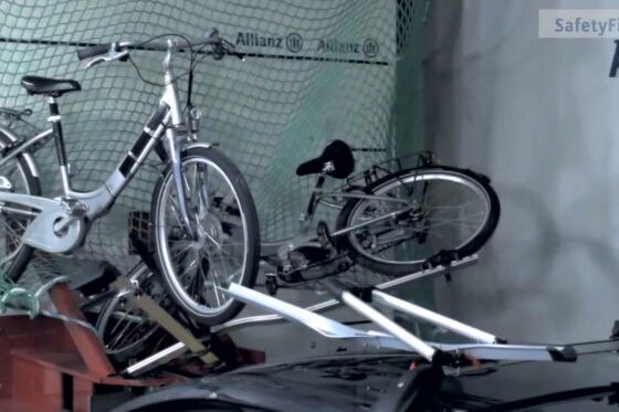 Crashtest: Pedelecs auf dem Autodach