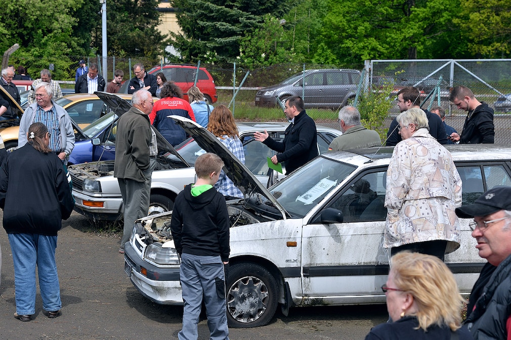 Besucher einer Kfz-Versteigerung begutachten am 09.05.2015 am Flughafen Frankfurt-Hahn in Lautzenhausen (Rhein-Hunsrueck-Kreis) die Fahrzeuge