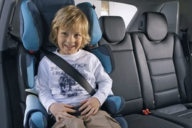 Kind sitzt im Kindersitz der Gruppe III von Concord im Auto und ist mit dem 3-Punkt-Gurtsystem angeschnallt