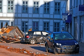 Am Tag nach dem schweren Sturm in der Kleinstadt Bützow (Mecklenburg-Vorpommern) ist am 06.05.2015 ein Wohnhaus ohne Dach in der Altstadt zu sehen