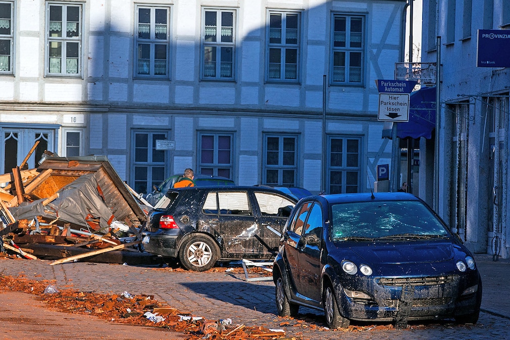 Am Tag nach dem schweren Sturm in der Kleinstadt Bützow (Mecklenburg-Vorpommern) ist am 06.05.2015 ein Wohnhaus ohne Dach in der Altstadt zu sehen