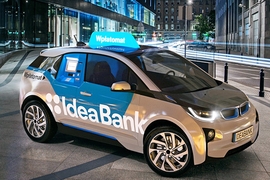 Die polnische Idea Bank hat BMWs Elektroauto i3 zum mobilen Geldautomaten umgebaut den man in Warschau per App rufen kann