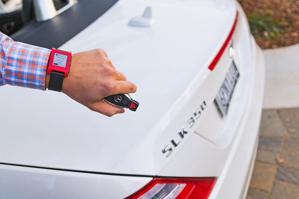 Mercedes hat seine Digital DriveStyle-App so überarbeitet, dass das Auto nun mit der Smartwatch von Pebble Technology kommunizieren kann