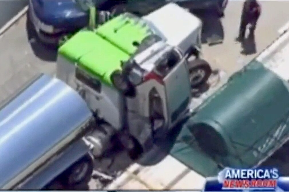 Honda CR-V Unfall mit zwei Trucks