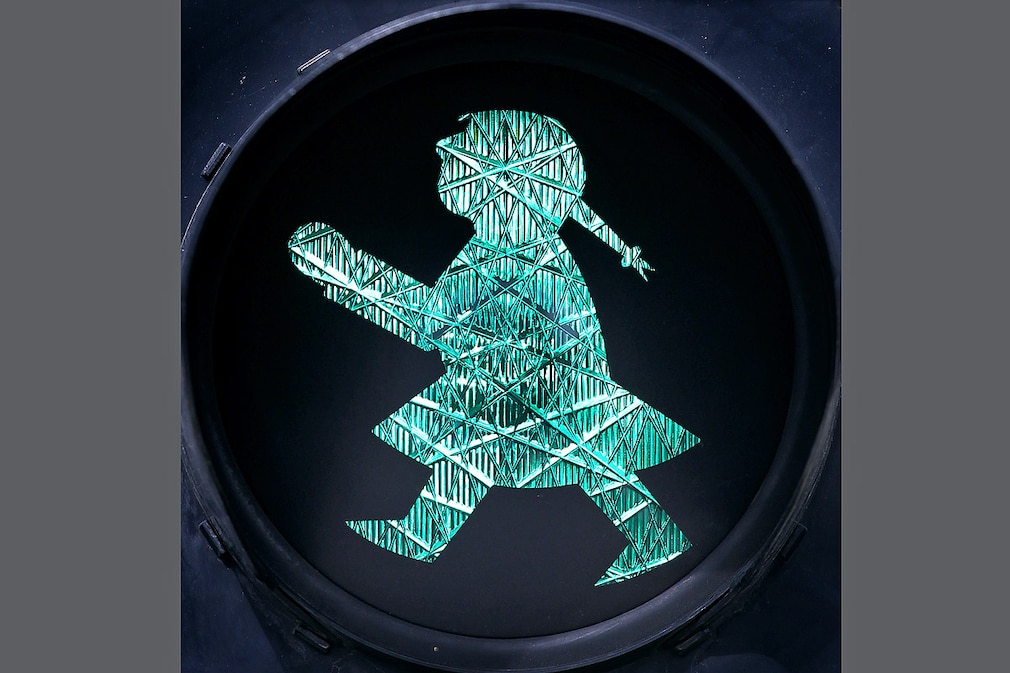 Grün leuchtet am 11.03.2013 die Ampelfrau an einer Fuﬂgängerampel in Sonthofen (Bayern). An mehreren Fuﬂgängerampeln in der Sonthofener Innenstadt wurden die Leuchtsymbole von männlich auf weiblich umgestellt