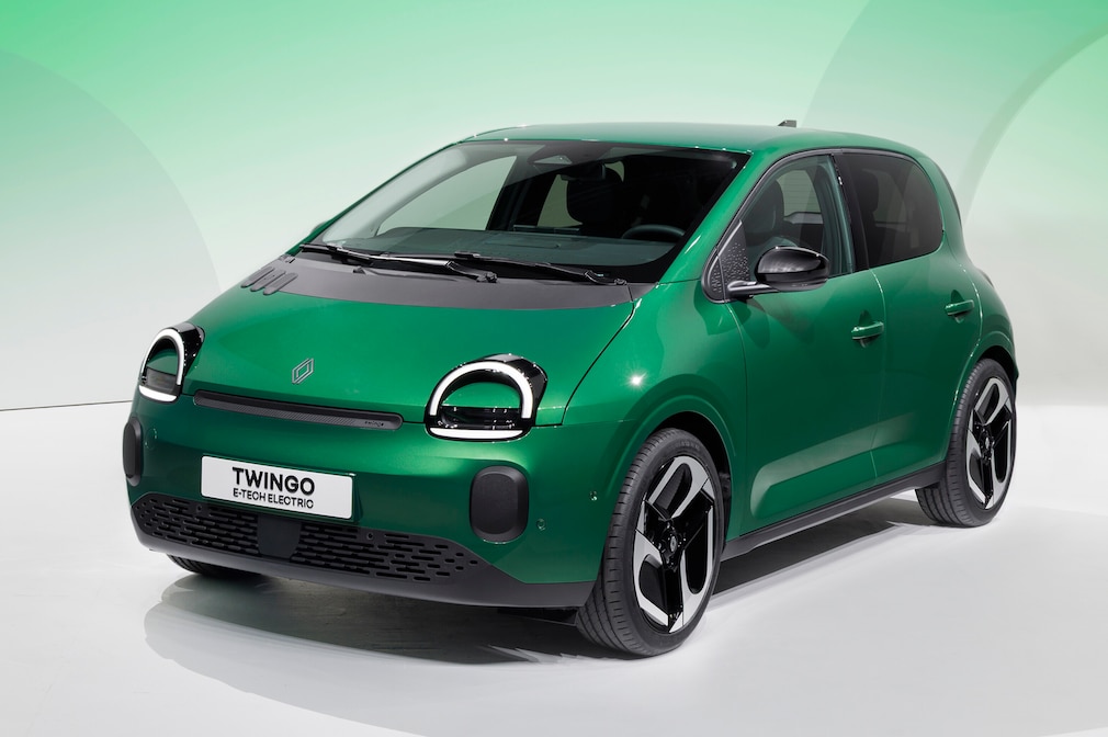 Renault Twingo E-Tech Electric in Grün fotorgarfiert von schräg vorn im Studio.
