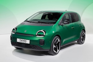 Renault Twingo E-Tech Electric in Grün fotorgarfiert von schräg vorn im Studio.