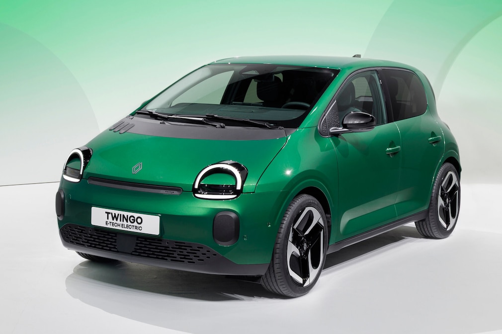 Renault Twingo E-Tech Electric in Grün fotorgarfiert von schräg vorn im Studio.