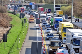 Pilotprojet auf der A7: Lkw dürfen in Baustelle überholen