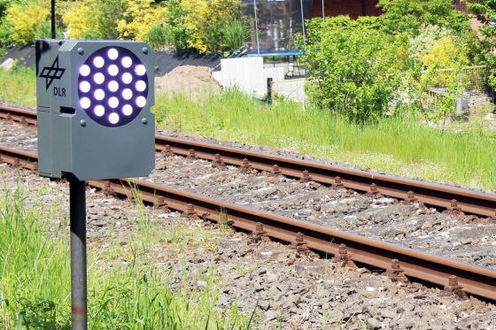 Vom DLR entwickeltes "PeriLight" an Bahnübergang