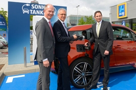 Eröffnung der Stromtankstelle bei Aldi Süd in FFM