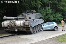 Panzer rollt in Vorgarten