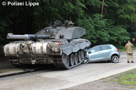 Panzer rollt in Vorgarten
