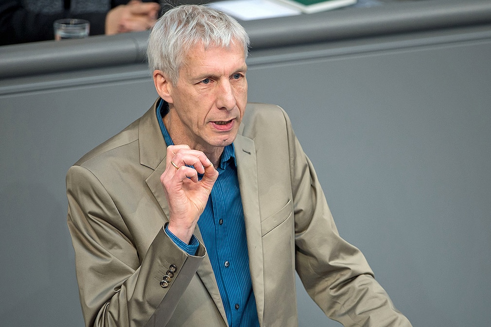 Herbert Behrens, Abgeordneter von Die Linke, spricht am 26.02.2015 im Bundestag in Berlin im Rahmen der Debatte um die Maut auf deutschen Fernstraßen.