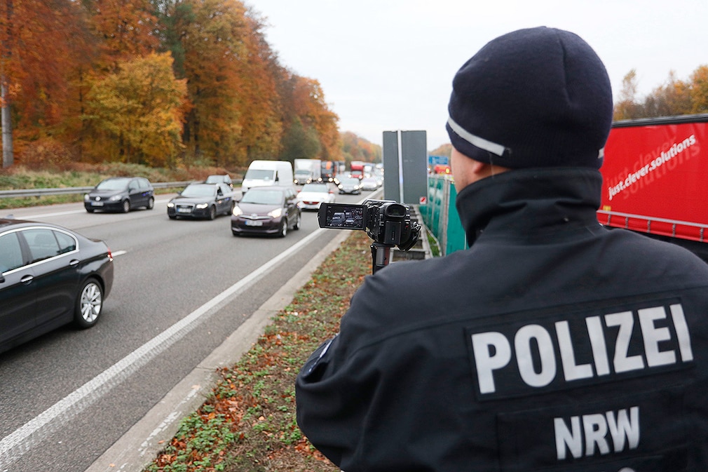 Die Polizei filmt am 16.11.2017 in Ratingen (Nordrhein-Westfalen) auf der Autobahn 3 bei einem schweren Unfall auf der Gegenspur vorbeifahrende Autos, um eventuelle "Gaffer" zu identifizieren. Bei einem Unfall auf der Autobahn 3 bei Ratingen ist am Donnerstagmorgen ein Mensch ums Leben gekommen. Außerdem gebe es mehrere Verletzte, teilte die Feuerwehr Ratingen mit.