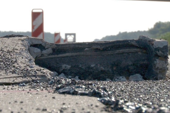 Aufgeplatzter Asphalt auf der A93