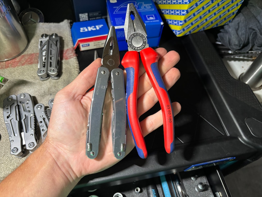 Fotovergleich von Multitool und Kombizange, gehalten von einer Hand.