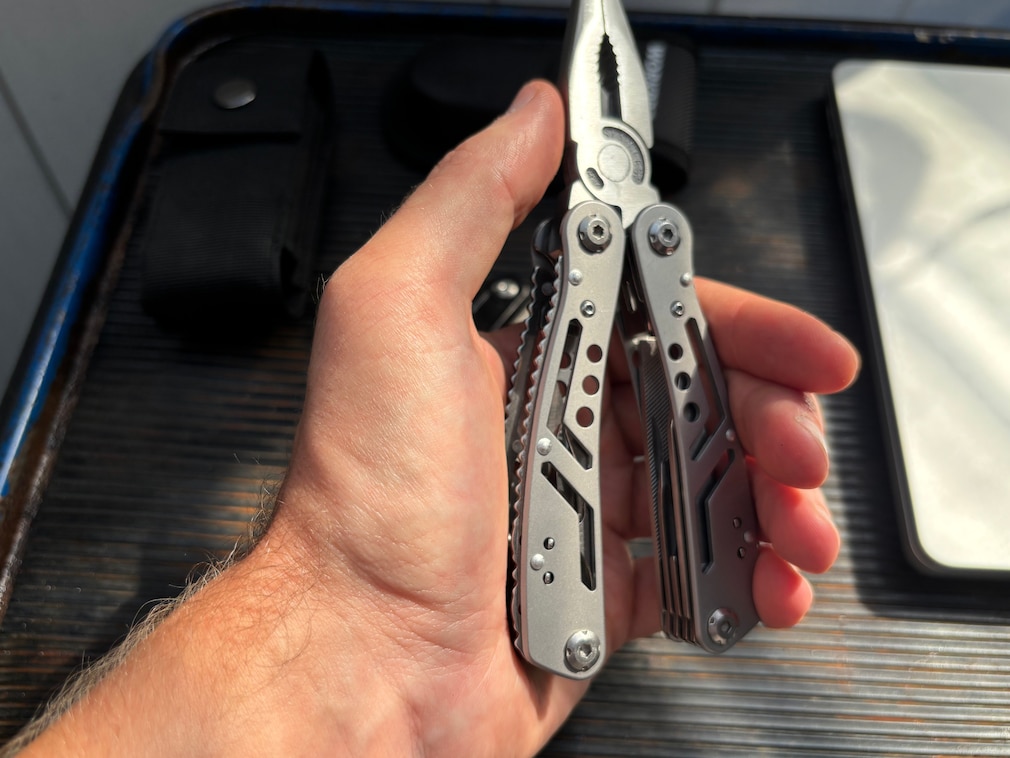 Nahaufnahme vom Gvolatee Multitool in einer Hand mit Blick auf die geriffelte Aussenseite des Griffstücks.