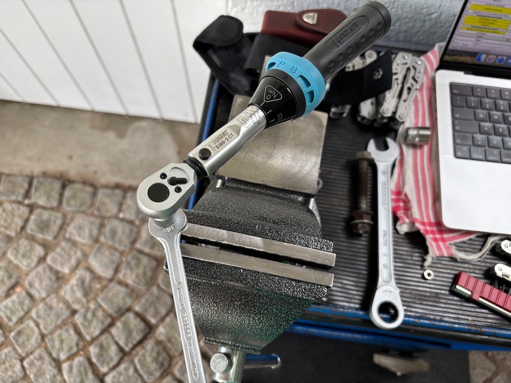 Testsituation: Vorbereitung der zu lösenden Schraubverbindung mit Drehmoment- und Schraubenschlüssel an einem Schraubstock.