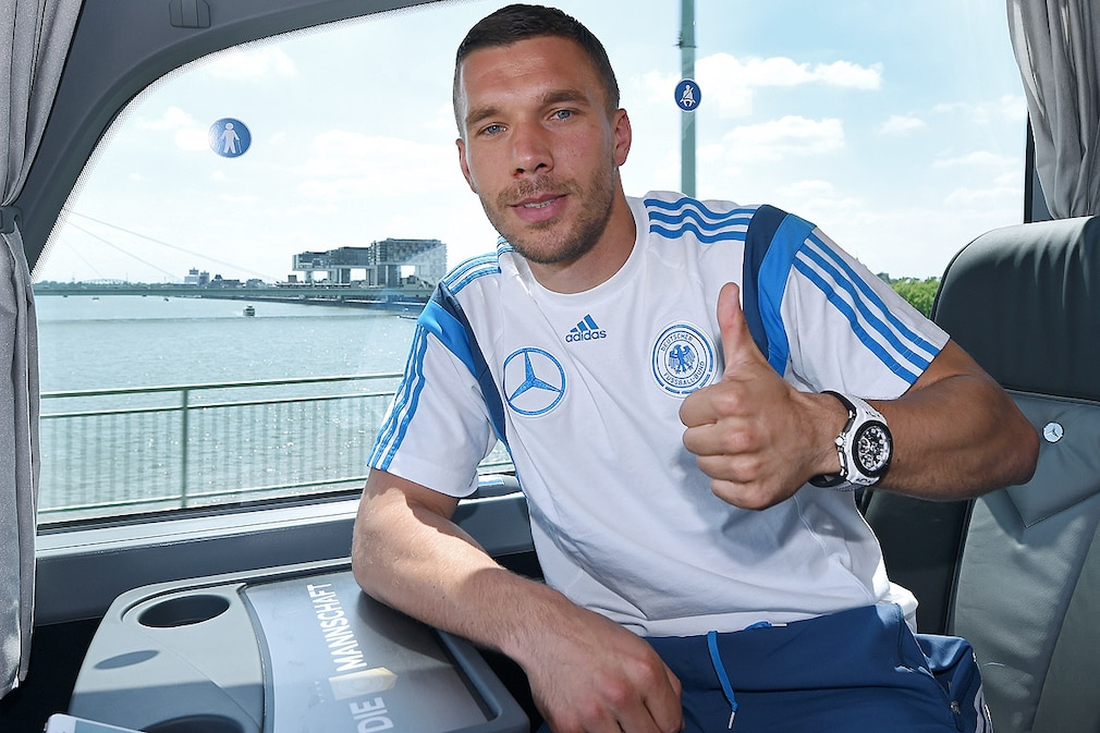 Mercedes-Benz Travego der neue Mannschaftsbus der Deutschen Fussball Nationalmannschaft 2015