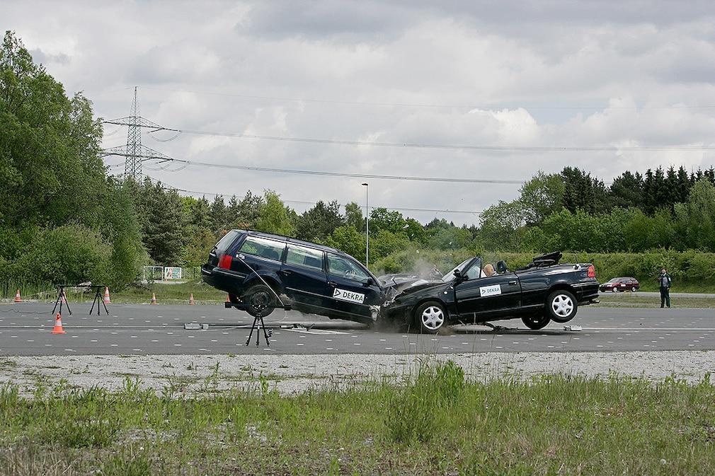 Dekra Unfall Simulation Opel Astra F 1.8 Bertone Cabrio