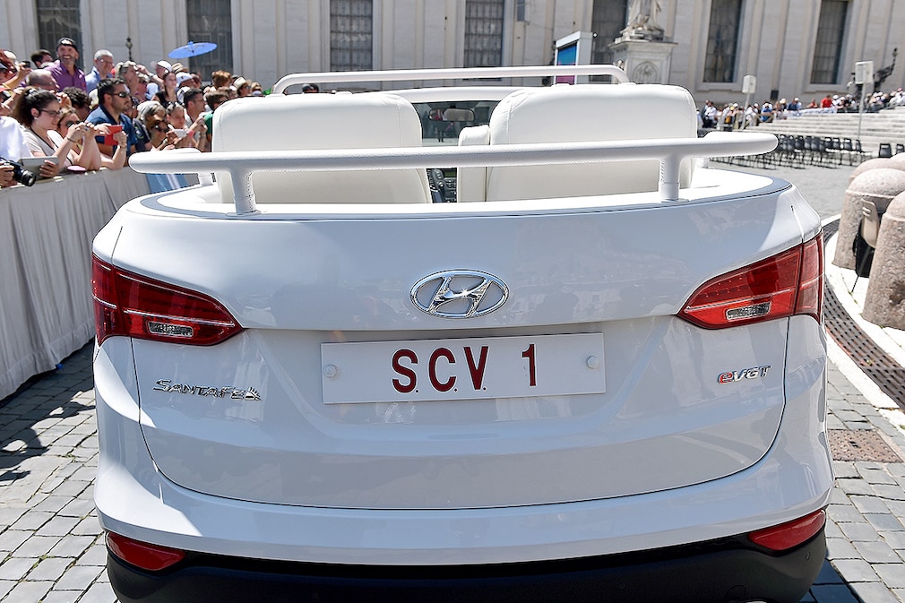 Rom, Vatikan 03.06.2015 Papst Franziskus I. in seinem neuen Papamobil einem Cabrio, einen Sonderumbau des Hyundai-SUV Santa Fe und Bodygards bei der woechentlichen Generalaudienz auf dem Petersplatz FOTO: Pressefoto ULMER/Alberto Lingria xxNOxMODELxRELEASExx