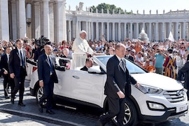 Papst Franziskus fährt Hyundai Santa Fe