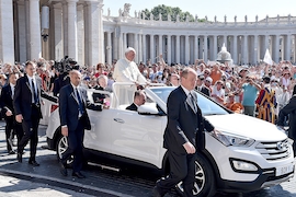 Papst Franziskus fährt Hyundai Santa Fe