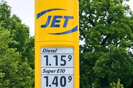 Jet Tankstelle in Hamburg Stellingen mit neuer Tank-Tafel Technik