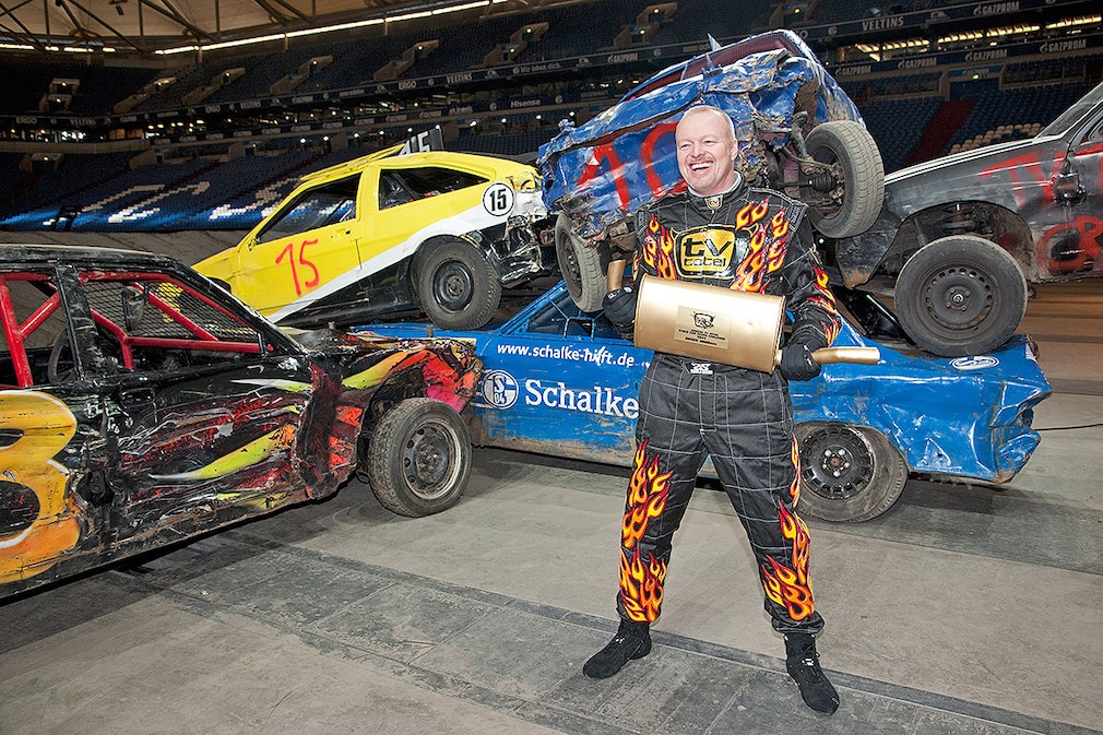 Moderator Stefan RAAB, vor einigen Schrott-Autos, Die grosse TV Total Stock Car Crash Challenge in der Veltins-Arena auf Schalke, Fernsehen, Unterhaltung, Pro 7, am 20. Oktober 2007 um 20.15 Uhr, 07.11.2014.