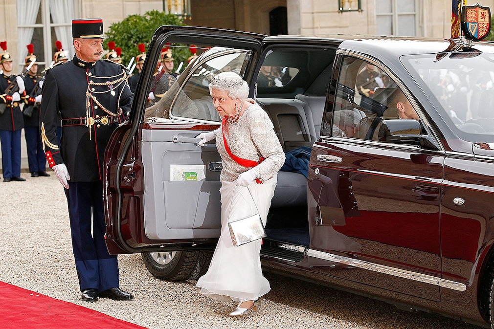 Britain's Queen Elizabeth II exits her car as she arrives at the Elysee Palace in Paris, France, 06 June 2014. Britain's Queen Elizabeth is on a three-day state visit in France.