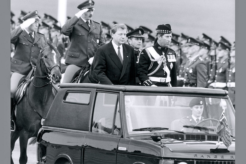 Der britische Thronfolger Prinz Charles (r) und der Regierende Bürgermeister von Berlin Eberhard Diepgen (l, daneben) nehmen am 27.05.1994 an der letzten Berliner Parade zum Geburtstag von Königin Elisabeth II. teil