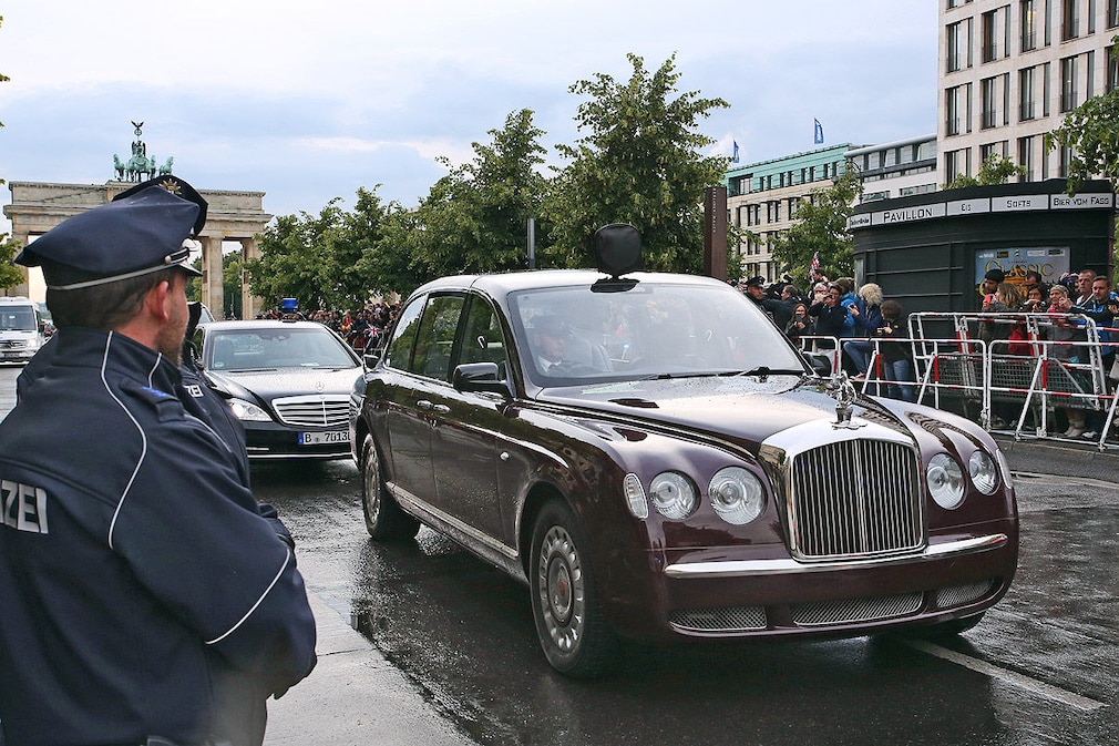 Die britische Königin Elizabeth II. und Prinz Philip fahren am 23.06.2015 in Berlin nach ihrer Ankunft zum Hotel am Brandenburger Tor vorbei
